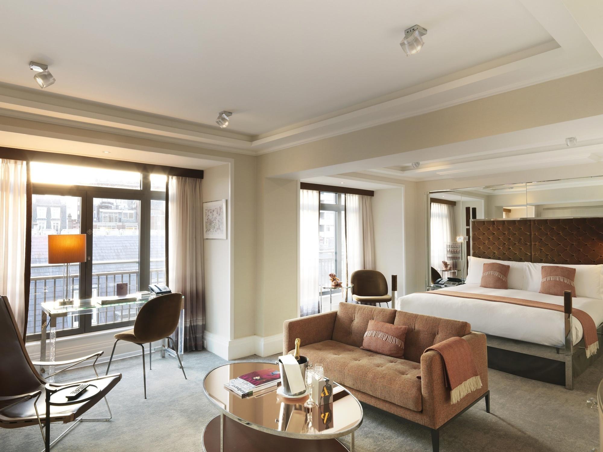 The Athenaeum Hotel & Residences London Exterior photo A suite at the hotel